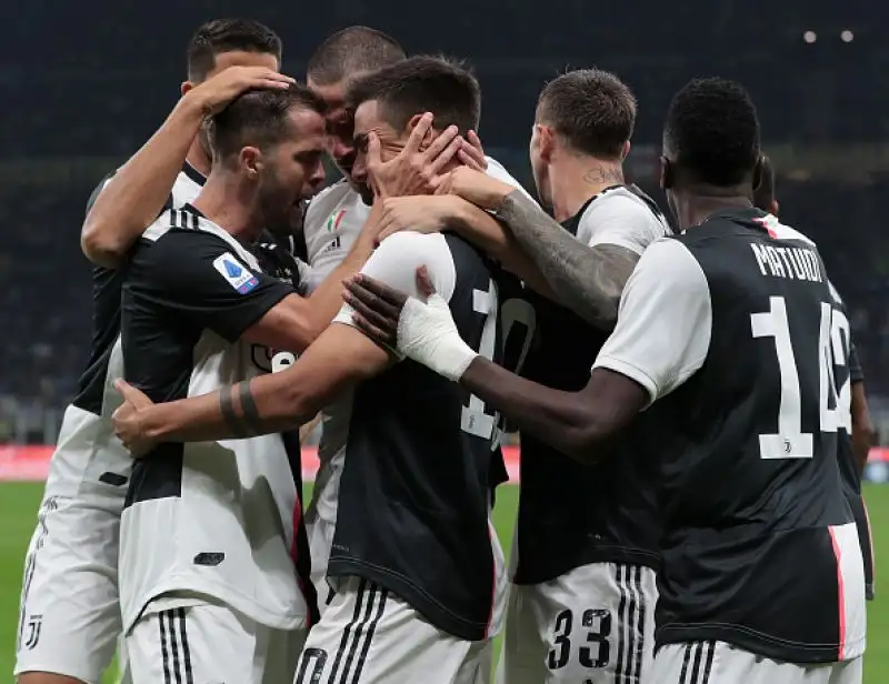 Juve subito in vantaggio con Dybala, pareggio di Lautaro su rigore, concesso per fallo di mano di DeLigt, e infine gol vittoria dell'implacabile Higuain.