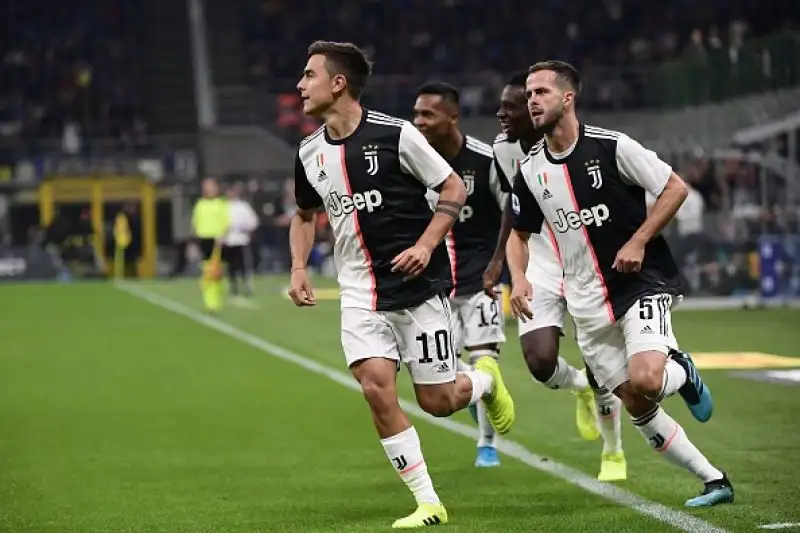 Juve subito in vantaggio con Dybala, pareggio di Lautaro su rigore, concesso per fallo di mano di DeLigt, e infine gol vittoria dell'implacabile Higuain.