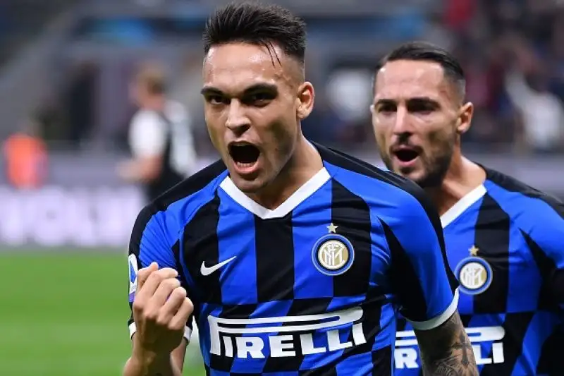 Juve subito in vantaggio con Dybala, pareggio di Lautaro su rigore, concesso per fallo di mano di DeLigt, e infine gol vittoria dell'implacabile Higuain.