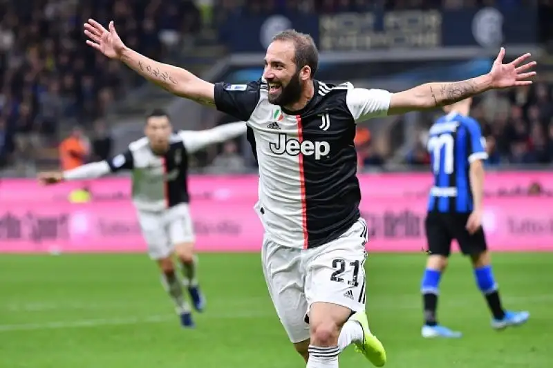 Juve subito in vantaggio con Dybala, pareggio di Lautaro su rigore, concesso per fallo di mano di DeLigt, e infine gol vittoria dell'implacabile Higuain.