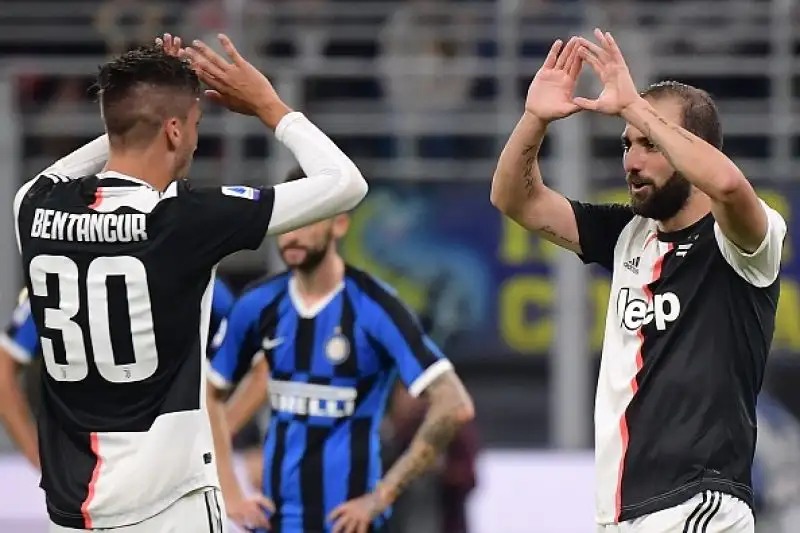 Juve subito in vantaggio con Dybala, pareggio di Lautaro su rigore, concesso per fallo di mano di DeLigt, e infine gol vittoria dell'implacabile Higuain.