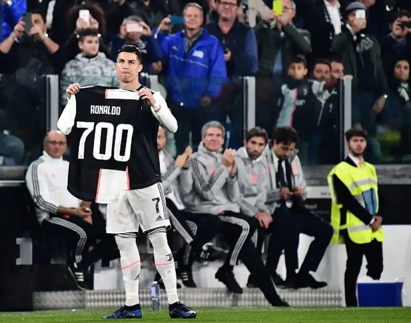 I bianconeri vincono per 2-1 contro gli emiliani e mantengono la testa della classifica, ma i rossoblù protestano per l'arbitraggio di Irrati.