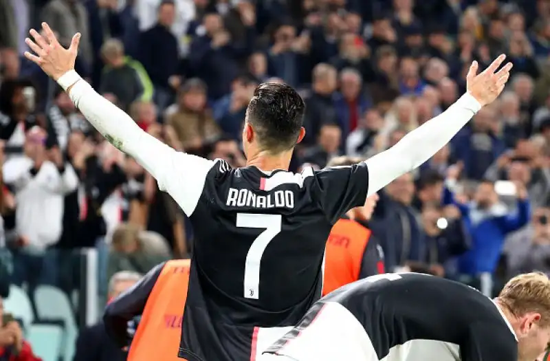 I bianconeri vincono per 2-1 contro gli emiliani e mantengono la testa della classifica, ma i rossoblù protestano per l'arbitraggio di Irrati.