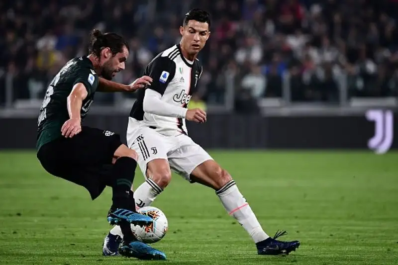I bianconeri vincono per 2-1 contro gli emiliani e mantengono la testa della classifica, ma i rossoblù protestano per l'arbitraggio di Irrati.