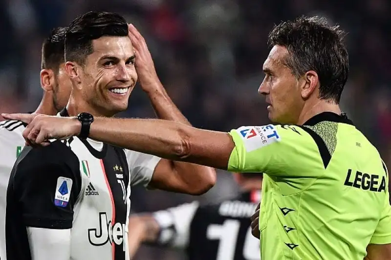 I bianconeri vincono per 2-1 contro gli emiliani e mantengono la testa della classifica, ma i rossoblù protestano per l'arbitraggio di Irrati.