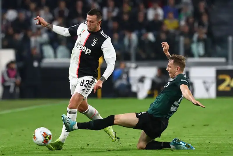I bianconeri vincono per 2-1 contro gli emiliani e mantengono la testa della classifica, ma i rossoblù protestano per l'arbitraggio di Irrati.