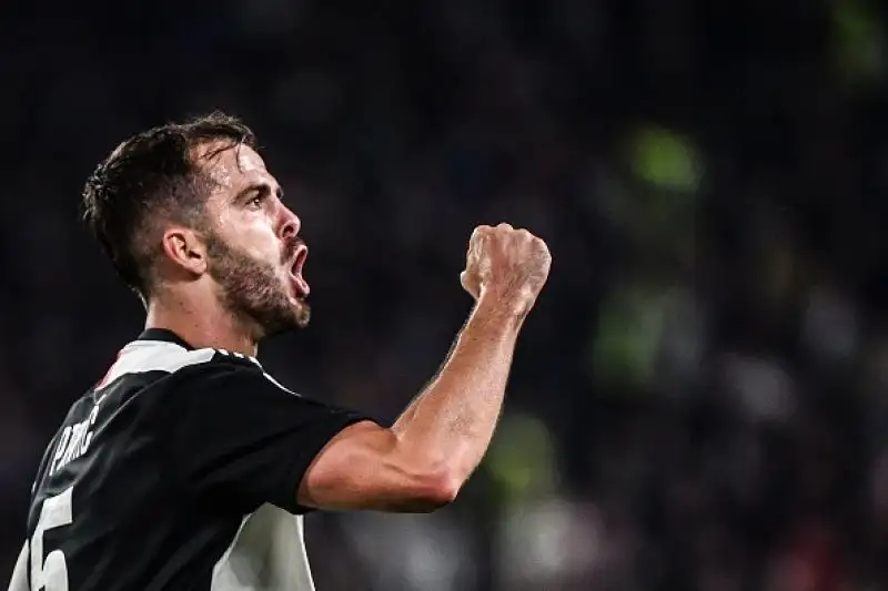 I bianconeri vincono per 2-1 contro gli emiliani e mantengono la testa della classifica, ma i rossoblù protestano per l'arbitraggio di Irrati.