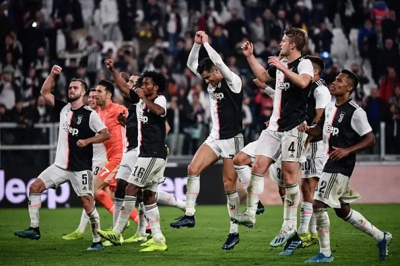 I bianconeri vincono per 2-1 contro gli emiliani e mantengono la testa della classifica, ma i rossoblù protestano per l'arbitraggio di Irrati.