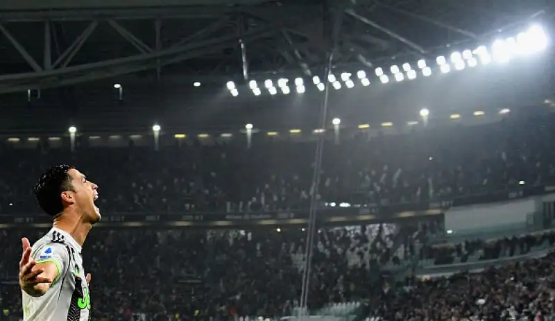 La Juventus piega per 2-1 il Genoa al 96': decide una match che sembrava stregato per i bianconeri Cristiano Ronaldo su rigore.