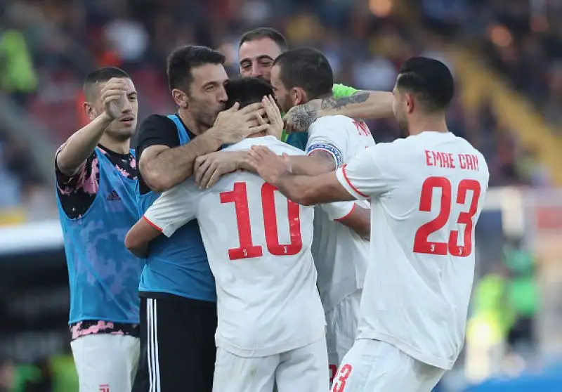 Bianconeri in vantaggio a inizio ripresa con un rigore di Dybala, pareggio dei padroni di casa pochi minuti dopo con Mancosu.