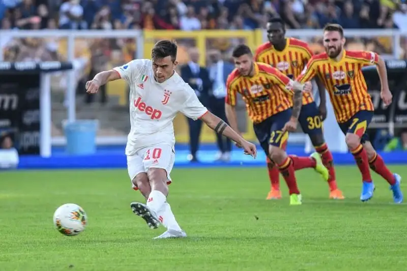 Bianconeri in vantaggio a inizio ripresa con un rigore di Dybala, pareggio dei padroni di casa pochi minuti dopo con Mancosu.