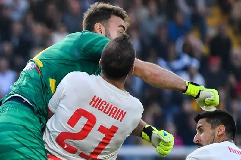 Bianconeri in vantaggio a inizio ripresa con un rigore di Dybala, pareggio dei padroni di casa pochi minuti dopo con Mancosu.