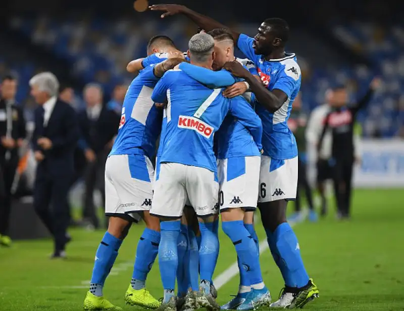 Napoli bloccato dall'Atalanta: Ancelotti furioso con il Var. La sfida del San Paolo termina 2-2 tra le polemiche.