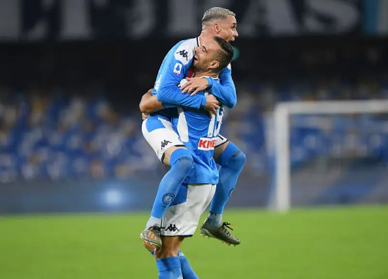 Napoli bloccato dall'Atalanta: Ancelotti furioso con il Var. La sfida del San Paolo termina 2-2 tra le polemiche.