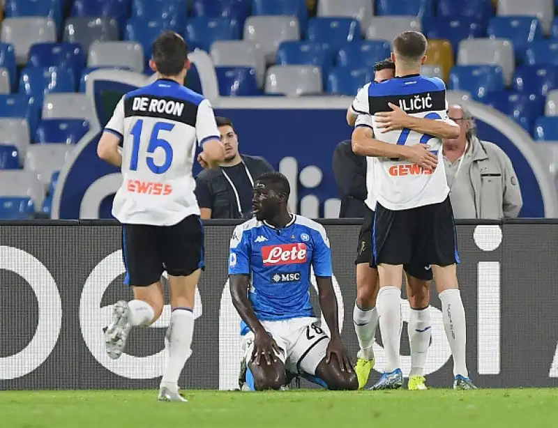 Napoli bloccato dall'Atalanta: Ancelotti furioso con il Var. La sfida del San Paolo termina 2-2 tra le polemiche.