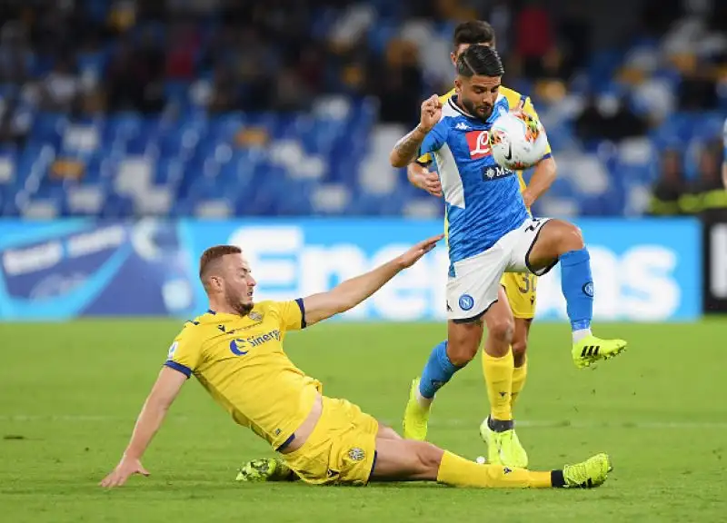 La squadra di Ancelotti ritorna alla vittoria dopo due pareggi: una doppietta del polacco firma il 2-0 sull'Hellas.