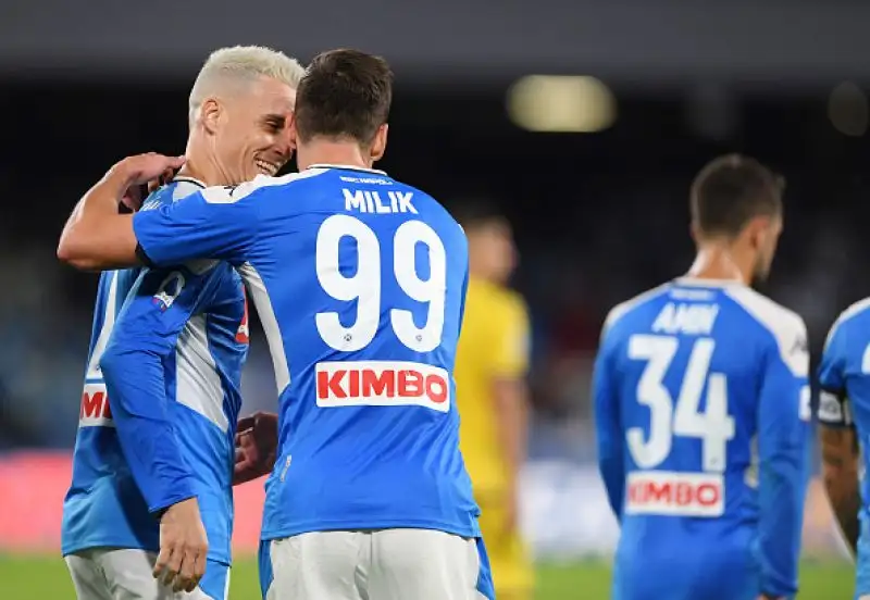 La squadra di Ancelotti ritorna alla vittoria dopo due pareggi: una doppietta del polacco firma il 2-0 sull'Hellas.