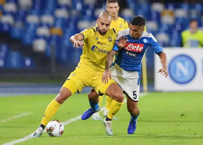 La squadra di Ancelotti ritorna alla vittoria dopo due pareggi: una doppietta del polacco firma il 2-0 sull'Hellas.