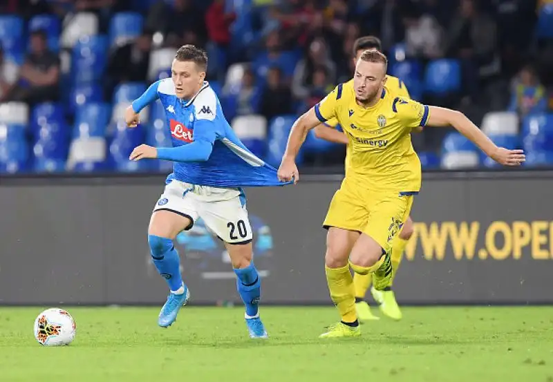La squadra di Ancelotti ritorna alla vittoria dopo due pareggi: una doppietta del polacco firma il 2-0 sull'Hellas.