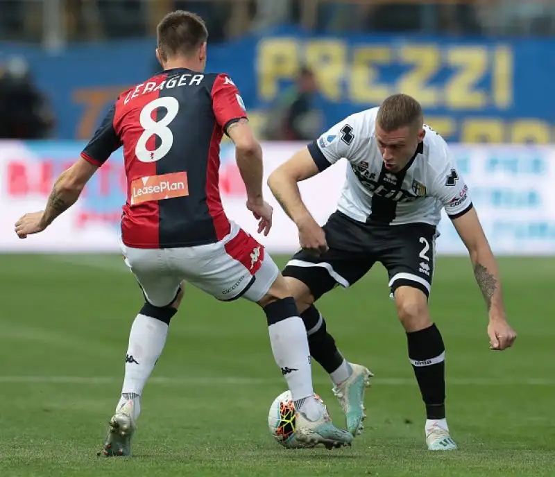 Domenica da ricordare per il Parma, che nel primo anticipo dell'ottava giornata di serie A travolge il Genoa per 5-1 al Tardini. 