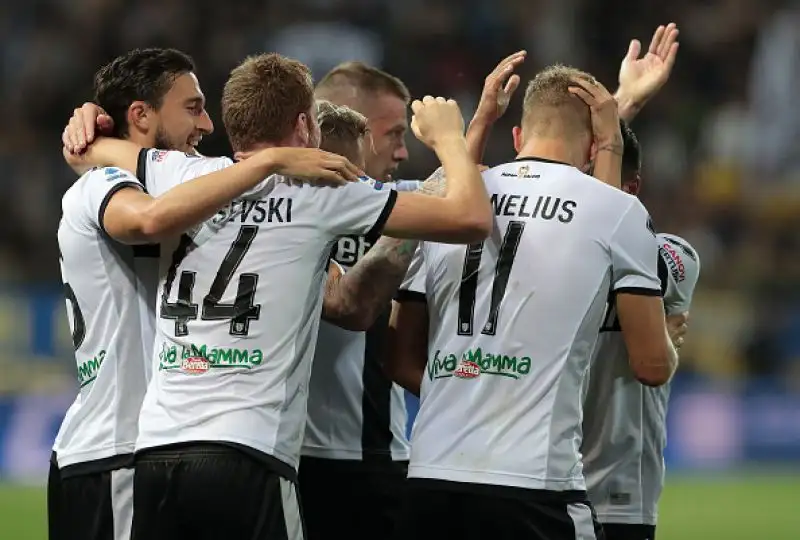 Domenica da ricordare per il Parma, che nel primo anticipo dell'ottava giornata di serie A travolge il Genoa per 5-1 al Tardini. 