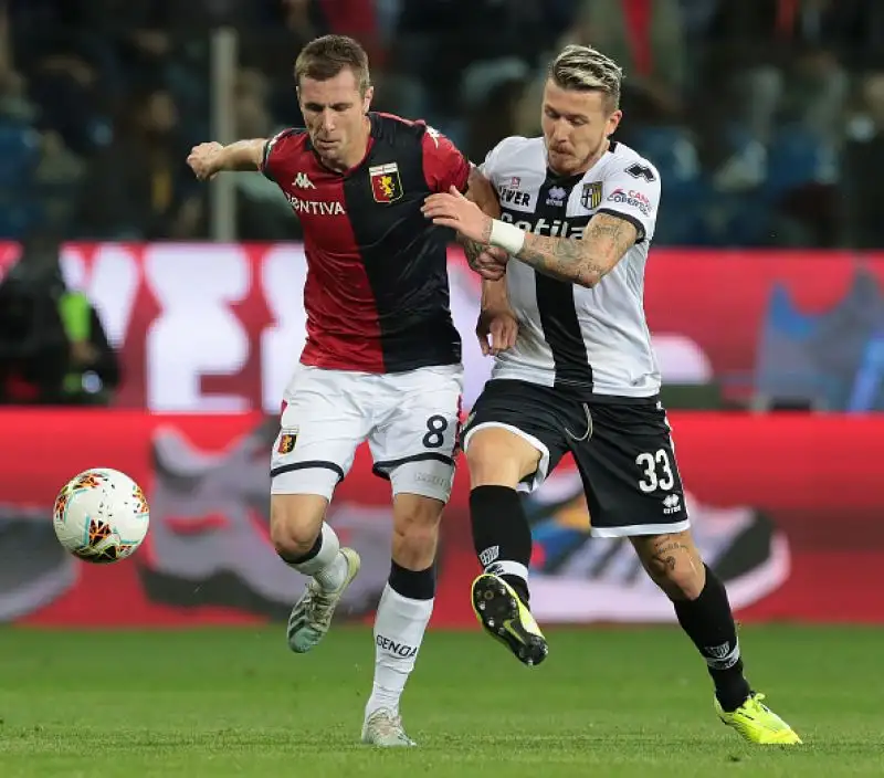 Domenica da ricordare per il Parma, che nel primo anticipo dell'ottava giornata di serie A travolge il Genoa per 5-1 al Tardini. 