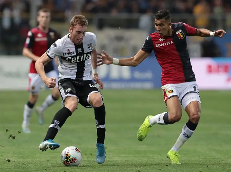 Domenica da ricordare per il Parma, che nel primo anticipo dell'ottava giornata di serie A travolge il Genoa per 5-1 al Tardini. 