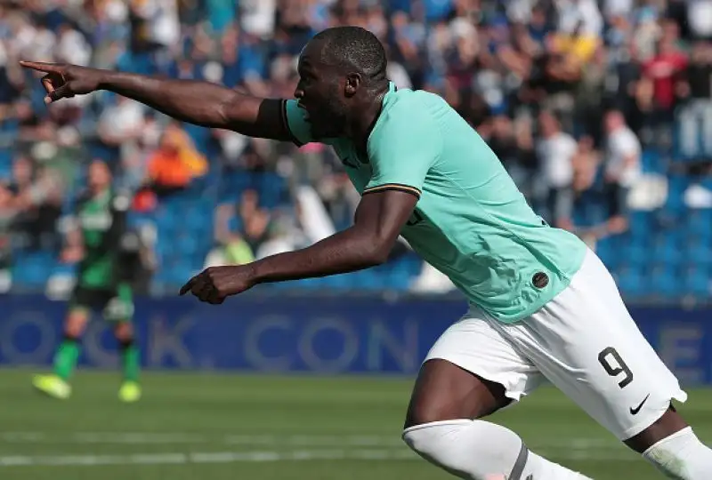 Sfida spettacolare al Mapei Stadium: Conte ringrazia Lautaro e Lukaku, ma trema fino alla fine e vince 4-3.