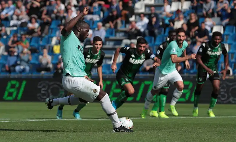 Sfida spettacolare al Mapei Stadium: Conte ringrazia Lautaro e Lukaku, ma trema fino alla fine e vince 4-3.