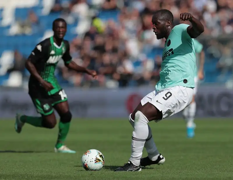 Sfida spettacolare al Mapei Stadium: Conte ringrazia Lautaro e Lukaku, ma trema fino alla fine e vince 4-3.