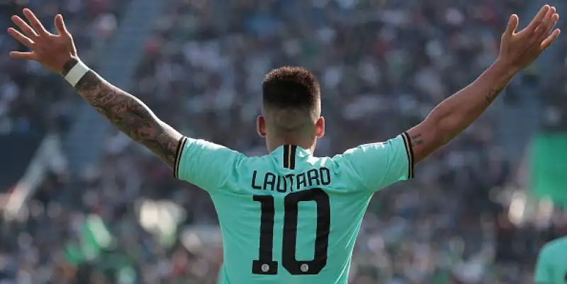 Sfida spettacolare al Mapei Stadium: Conte ringrazia Lautaro e Lukaku, ma trema fino alla fine e vince 4-3.
