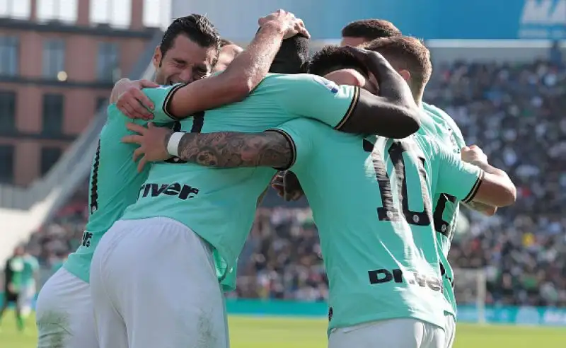 Sfida spettacolare al Mapei Stadium: Conte ringrazia Lautaro e Lukaku, ma trema fino alla fine e vince 4-3.