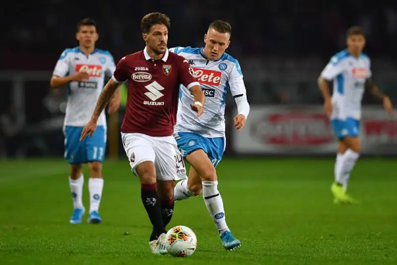 I partenopei non riescono a piegare i granata e salgono a 13 punti in attesa del derby d'Italia.