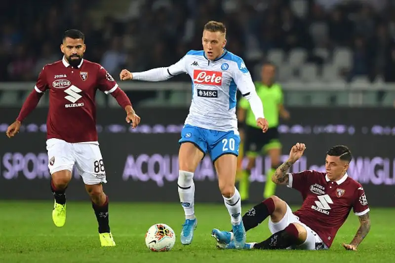 I partenopei non riescono a piegare i granata e salgono a 13 punti in attesa del derby d'Italia.