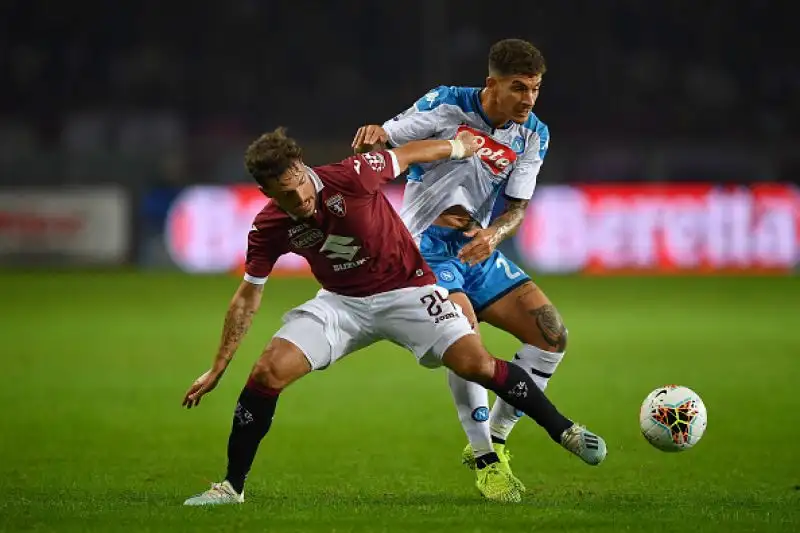 I partenopei non riescono a piegare i granata e salgono a 13 punti in attesa del derby d'Italia.