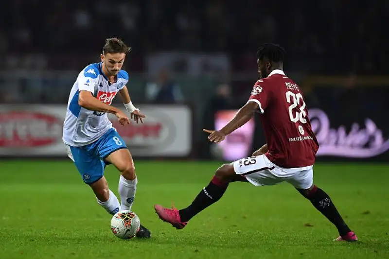 I partenopei non riescono a piegare i granata e salgono a 13 punti in attesa del derby d'Italia.