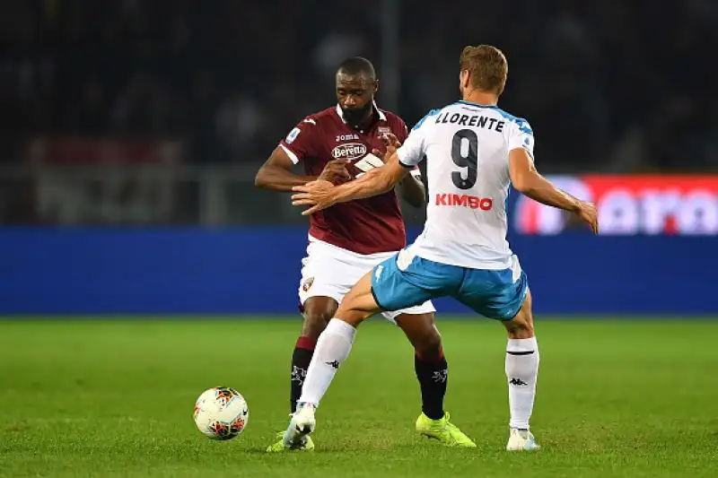 I partenopei non riescono a piegare i granata e salgono a 13 punti in attesa del derby d'Italia.