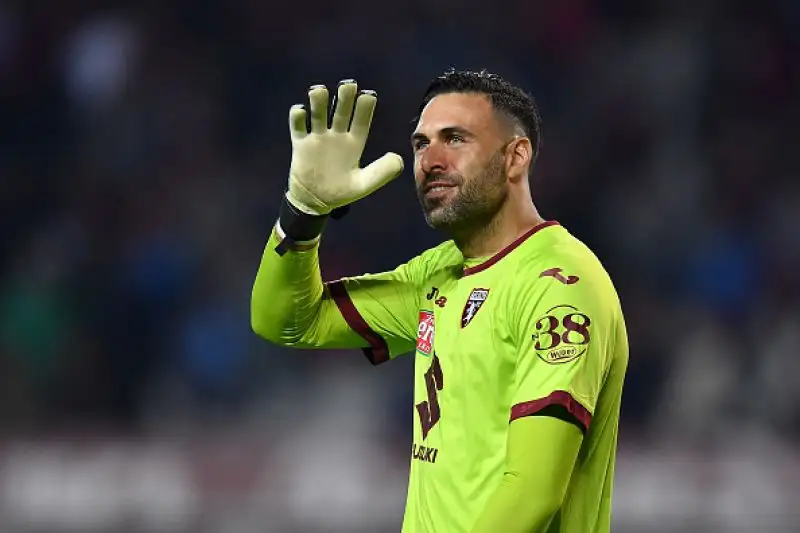 I partenopei non riescono a piegare i granata e salgono a 13 punti in attesa del derby d'Italia.