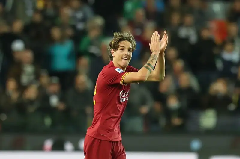 I giallorossi passano in vantaggio con Zaniolo, si ritrovano in 10 alla mezz'ora per l'espulsione di Fazio ma dilagano con i gol di Smalling, Kluivert e Kolarov.