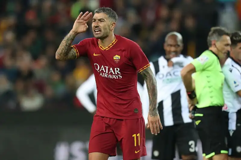 I giallorossi passano in vantaggio con Zaniolo, si ritrovano in 10 alla mezz'ora per l'espulsione di Fazio ma dilagano con i gol di Smalling, Kluivert e Kolarov.