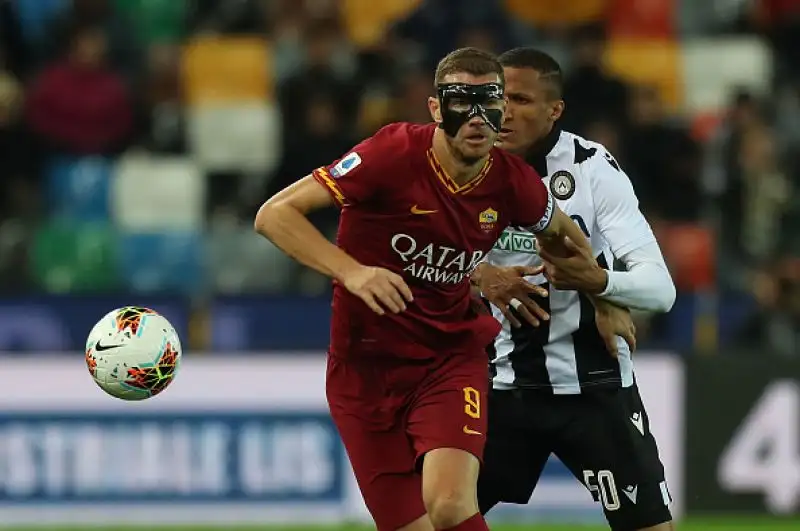 I giallorossi passano in vantaggio con Zaniolo, si ritrovano in 10 alla mezz'ora per l'espulsione di Fazio ma dilagano con i gol di Smalling, Kluivert e Kolarov.