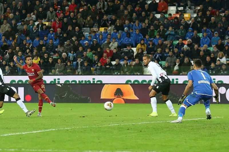 I giallorossi passano in vantaggio con Zaniolo, si ritrovano in 10 alla mezz'ora per l'espulsione di Fazio ma dilagano con i gol di Smalling, Kluivert e Kolarov.