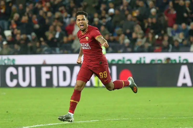 I giallorossi passano in vantaggio con Zaniolo, si ritrovano in 10 alla mezz'ora per l'espulsione di Fazio ma dilagano con i gol di Smalling, Kluivert e Kolarov.
