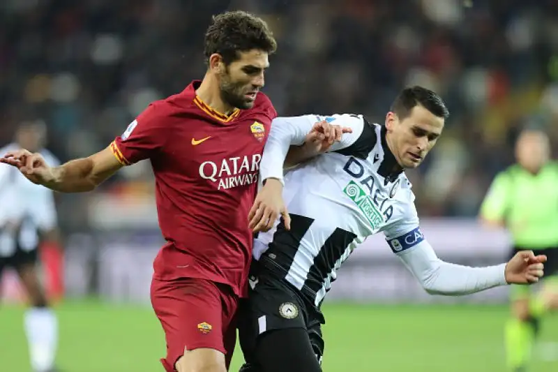 I giallorossi passano in vantaggio con Zaniolo, si ritrovano in 10 alla mezz'ora per l'espulsione di Fazio ma dilagano con i gol di Smalling, Kluivert e Kolarov.