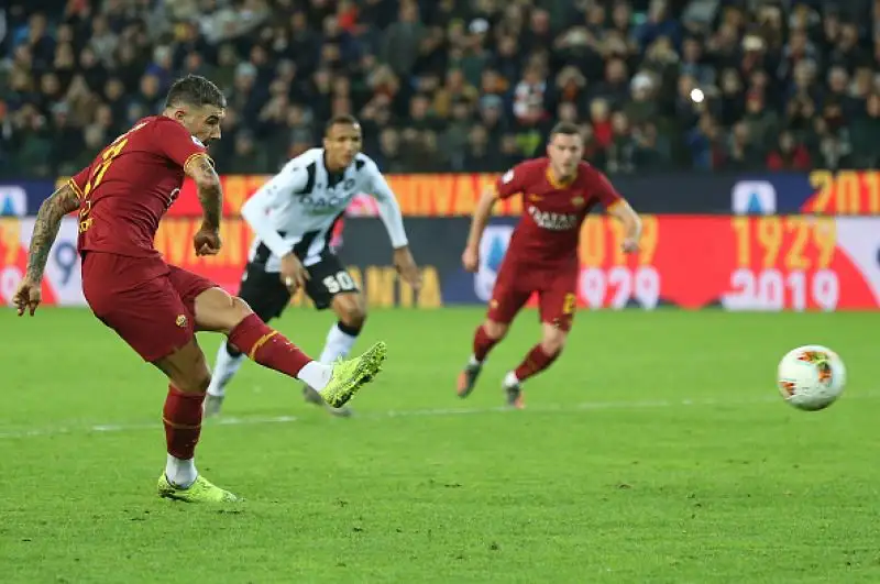 I giallorossi passano in vantaggio con Zaniolo, si ritrovano in 10 alla mezz'ora per l'espulsione di Fazio ma dilagano con i gol di Smalling, Kluivert e Kolarov.