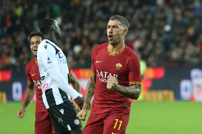 I giallorossi passano in vantaggio con Zaniolo, si ritrovano in 10 alla mezz'ora per l'espulsione di Fazio ma dilagano con i gol di Smalling, Kluivert e Kolarov.