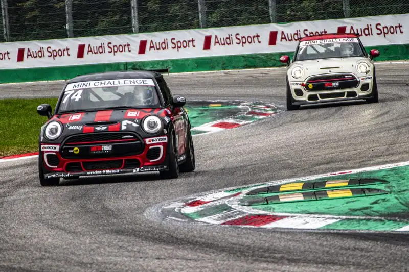Bolidi in pista per l'Aci Racing Weekend.