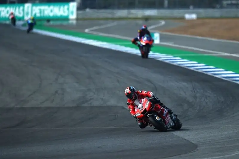 E’ stato Quartararo il più veloce nel pomeriggio del venerdì in Thailandia. Morbidelli terzo, Valentino Rossi nella top five.