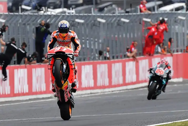 Marc Marquez regna incontrastato: il centauro della Honda domina il Gran Premio del Giappone, imponendosi per distacco su Quartararo e Dovizioso. 