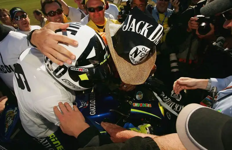 A Phillip Island il n.46 portò a casa il primo titolo iridato nella classe regina con la Yamaha.